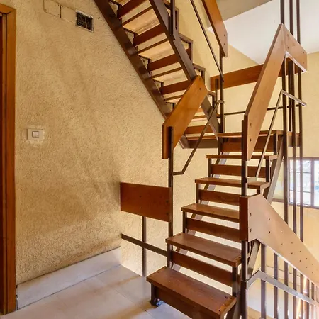 Isotta - Chic Flat With A Natural View Of