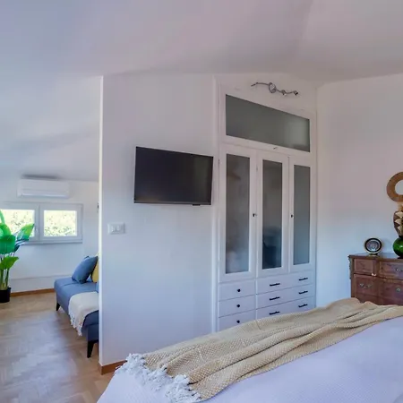 Isotta - Chic Flat With A Natural View Of Apartment